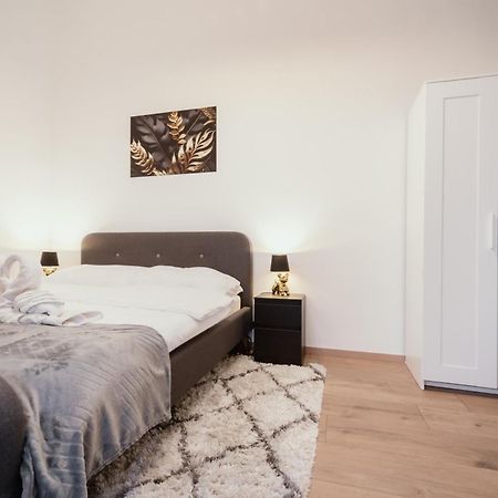 Modelia Apartment At Gellert Square บูดาเปสต์ ภายนอก รูปภาพ